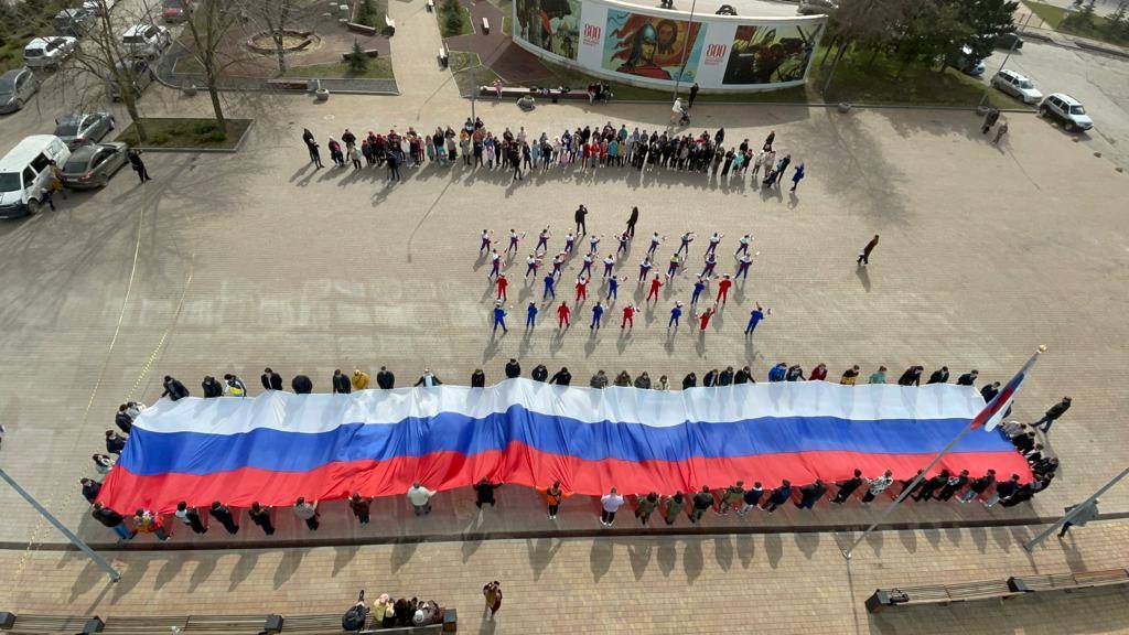 30-метровый флаг России украсил сегодня Ростов