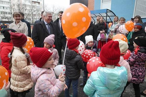 Василий Голубев открыл в Таганроге новый детский сад «Веснушки» на Русском поле