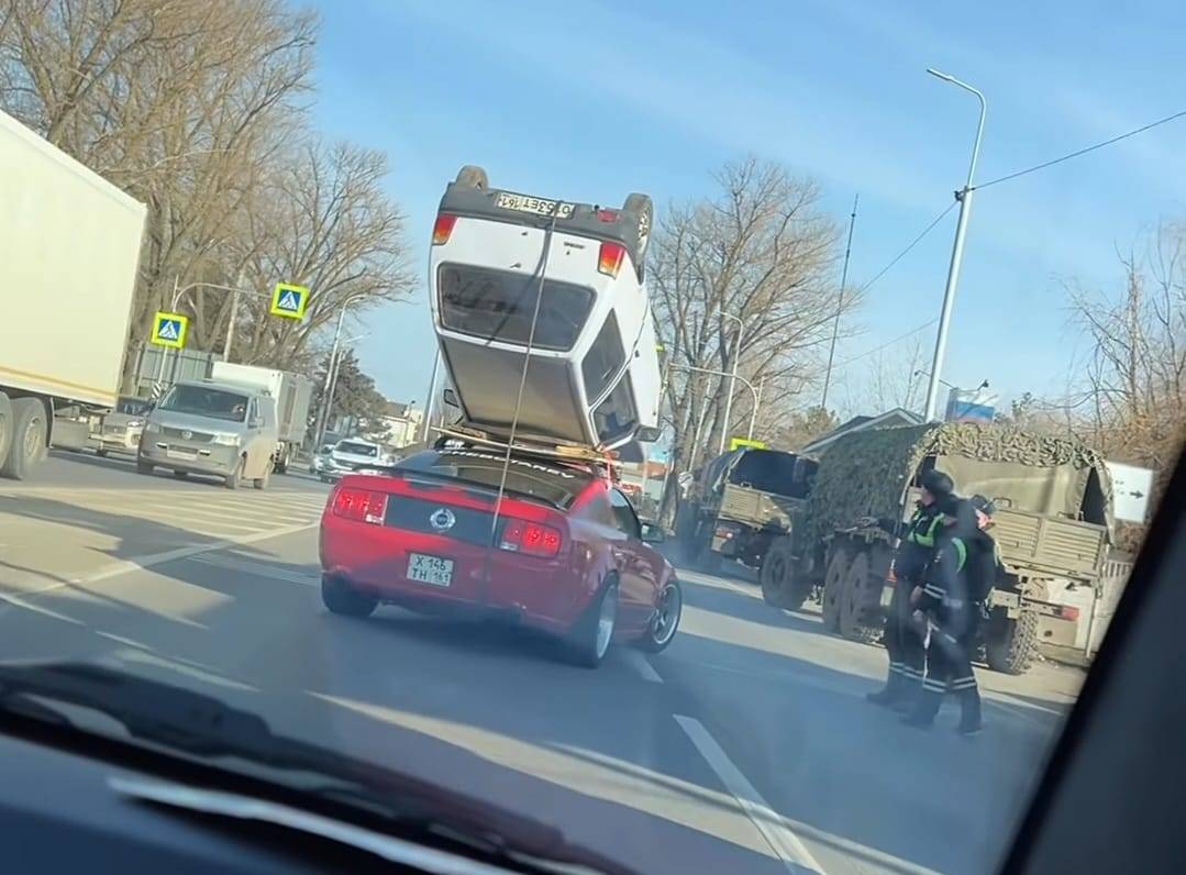 ГИБДД Ростовской области не нашла нарушений в перевозке автомобиля «Ока» вверх колёсами на крыше Mustang
