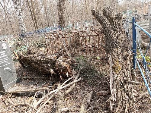 Жители Гуково пожаловались на засыпанные мусором могилы на кладбищах