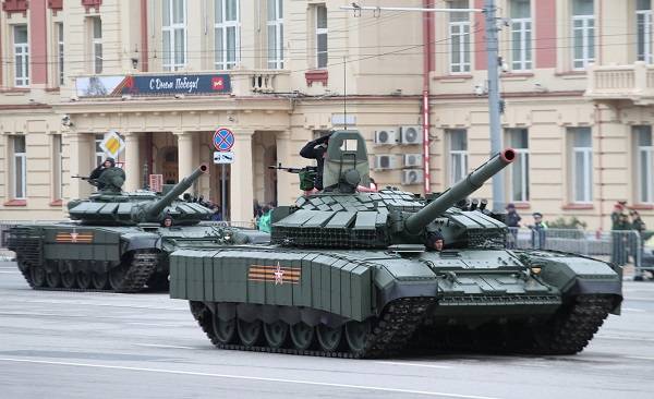 В Ростове на Театральной площади состоялся военный парад в честь 9 Мая