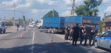 В Ростовской области женщина погибла под колёсами КамАЗа