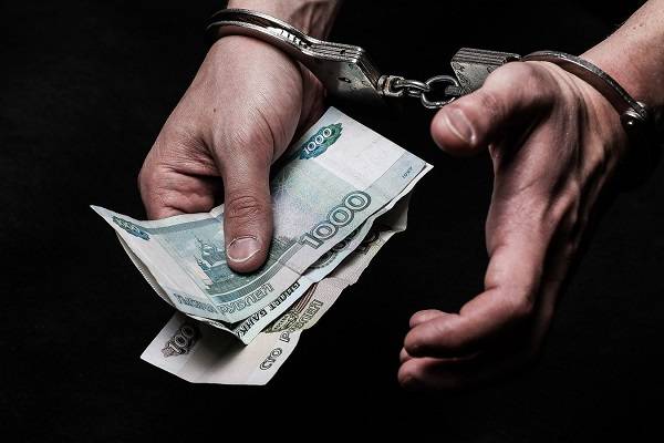 В Ростовской области полицейского задержали на рабочем месте в момент взятки