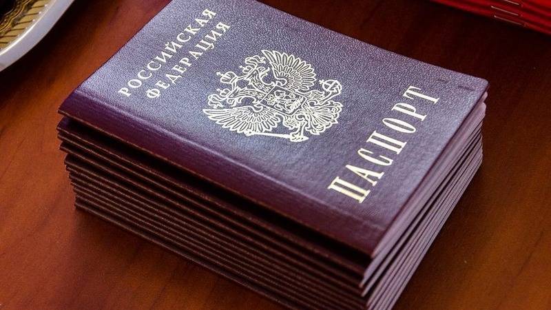 Лучшие школьники Ростова получили первые паспорта из рук Алексея Логвиненко