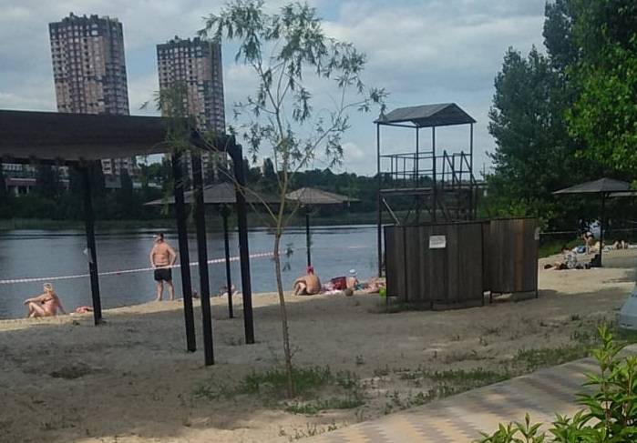 В Ростове на Зеленом острове МЧС блокировало доступ отдыхающих к воде
