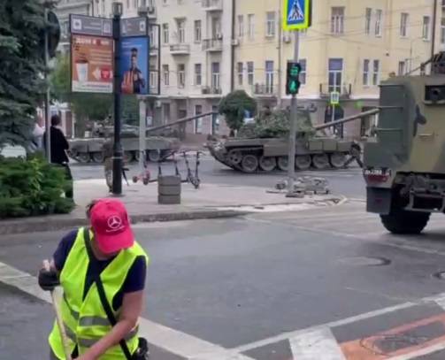 В Ростове дворники приступили к уборке улиц у штаба ЮВО на фоне танков
