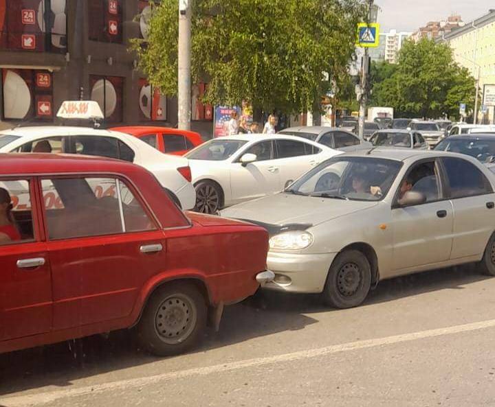 В Ростове на площади Гагарина образовались пробки