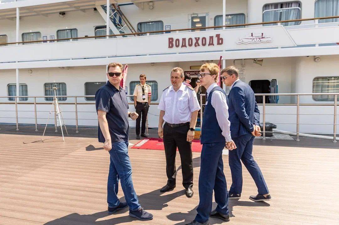 В Таганроге первый зашедший в порт пассажирский лайнер встречал лично глава администрации Андрей Фатеев