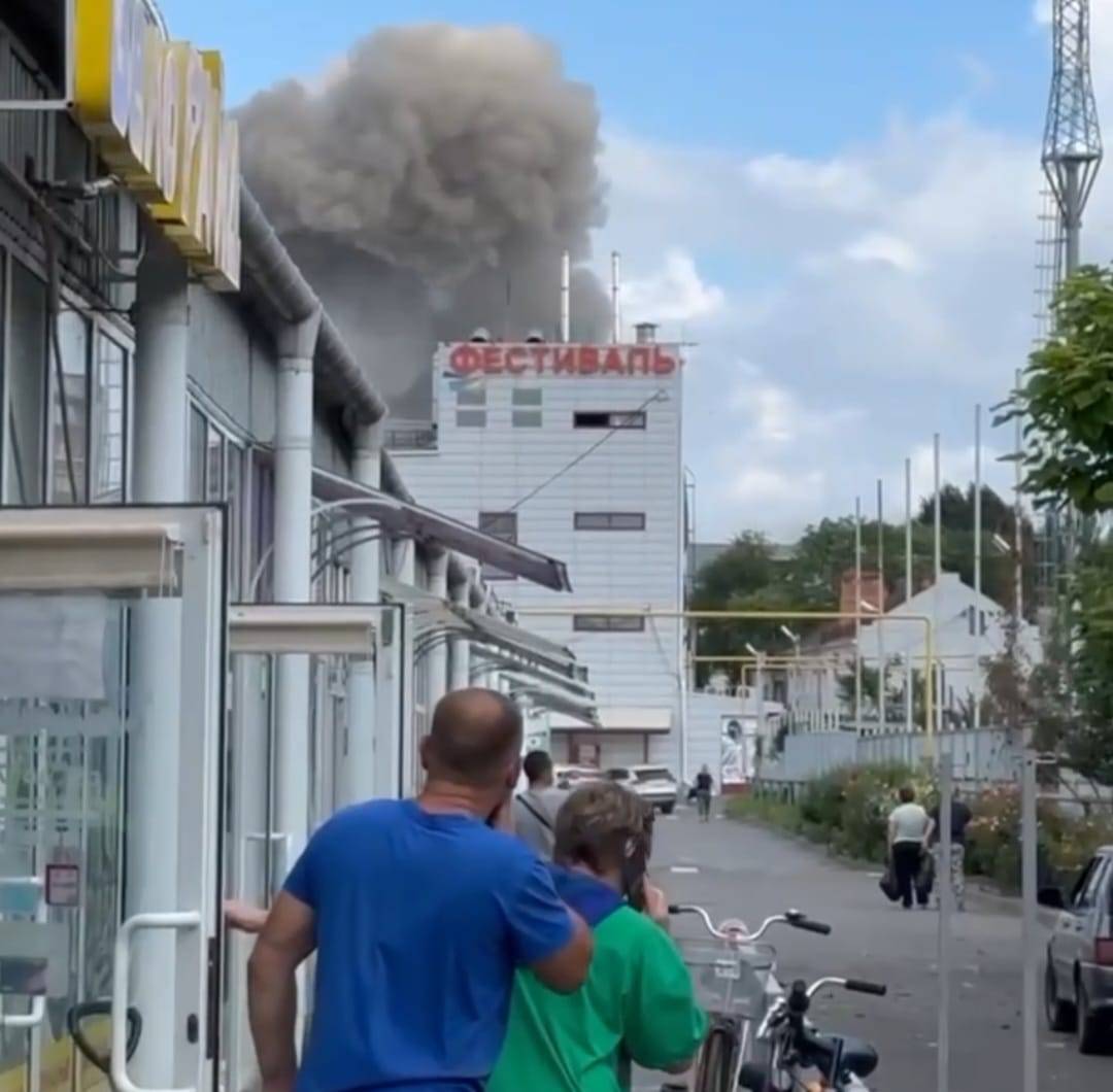 Таганрожцы публикуют в соцсетях фото и видео поднимающихся над городом столбов дыма