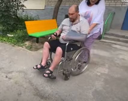 Участник СВО из инвалидного кресла обратился к Голубеву из-за отсутствия тротуаров и дорог