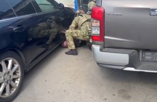 В Ростове задержан уроженец Кавказа, который на проезжей части остановил представительское авто и под угрозой насилия забрал его у владельца