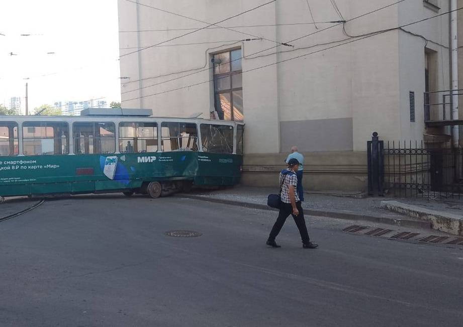 В администрации Ростова прокомментировали инцидент с трамваем, который на подъеме покатился назад и врезался в здание