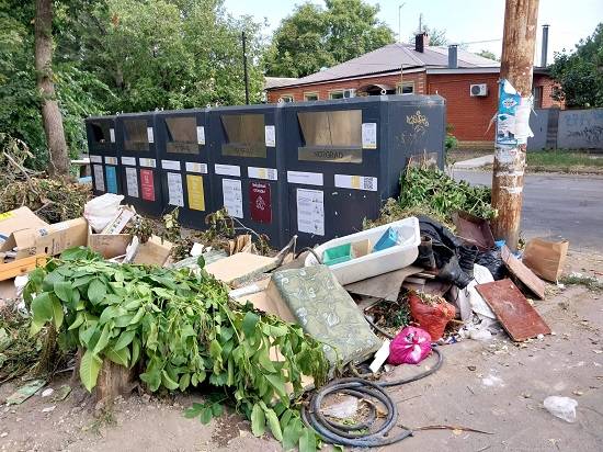 В Таганроге регоператор стал возвращать на улицы крупногабаритные контейнеры для мусора