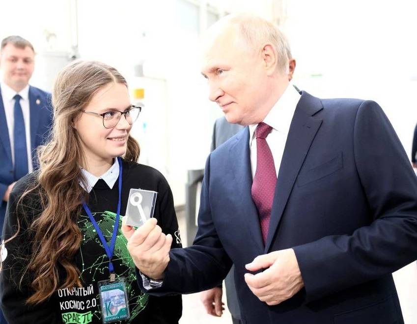 Путин подарил школьнице из Ростова ключ управления пуском ракеты