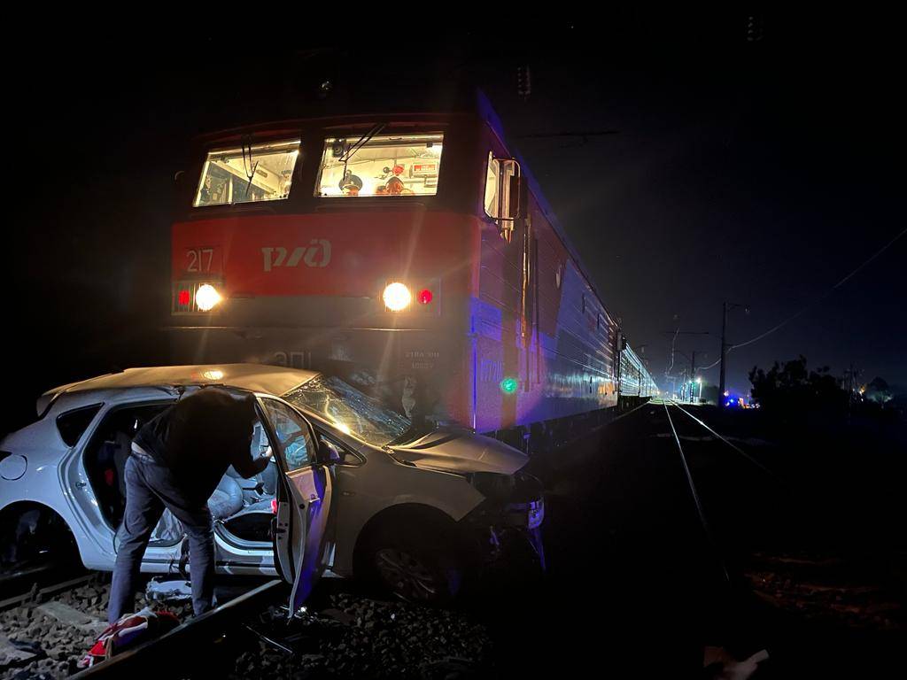 поезд сбил машину на переезде сегодня (100) фото