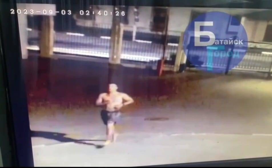 В сети появилось видео, как в Батайске раненый участник СВО убегает от напавших на него людей