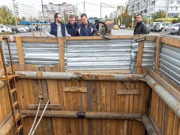 Министр ЖКХ региона проверил в Таганроге ремонт городского коллектора
