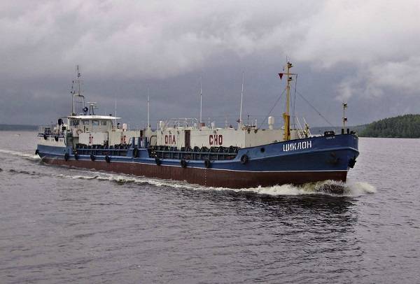 Пришвартованный в Аксае танкер «Циклон» выставлен на торги за 22 млн рублей