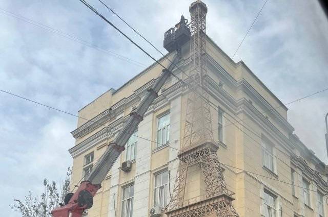 На Буденновском сносят построенную в 90-х «Эйфелеву башню» у ресторана Париж