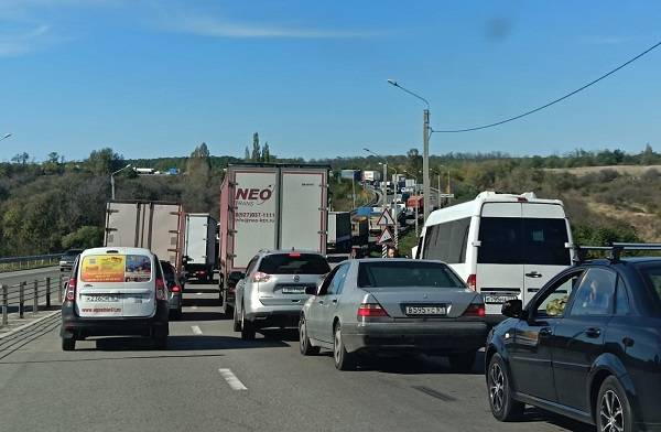 На трассе в новые регионы произошло ДТП с участием грузовиков МЧС и автобуса