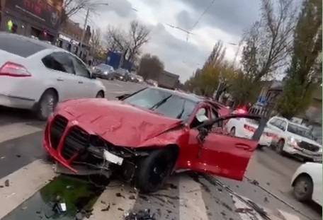 В Ростове на Текучева красный BMW несколько раз перевернулся в воздухе и разбился вдребезги