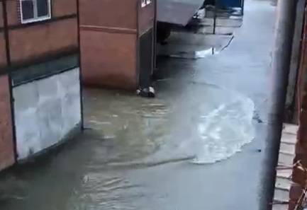 Жители Таганрога сообщили о затопленных улицах и домах, полных морской воды