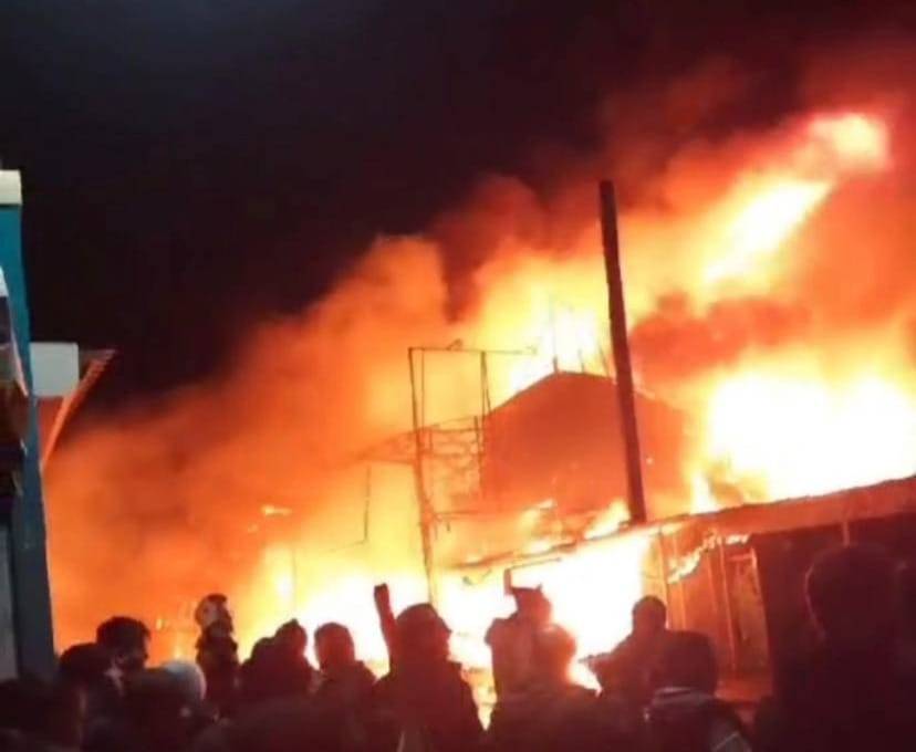 В Ростове к горящему рынку «Темерник» направлена полиция
