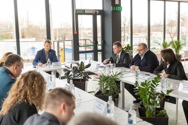 Зампреду Совета Федерации Андрею Яцкину показали рощу Дубки в Таганроге