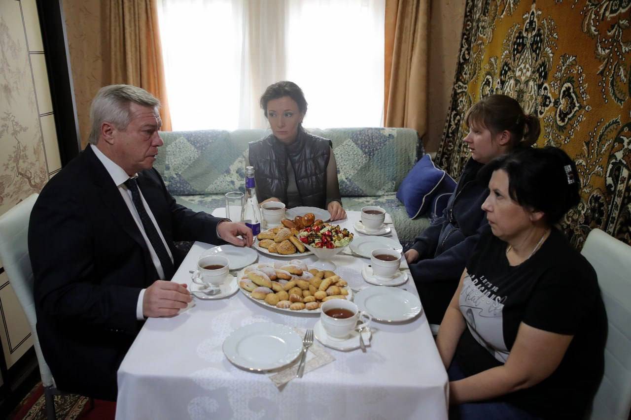Василий Голубев и зампред Госдумы Анна Кузнецова посетили семью погибшего в СВО Романа Рудакова