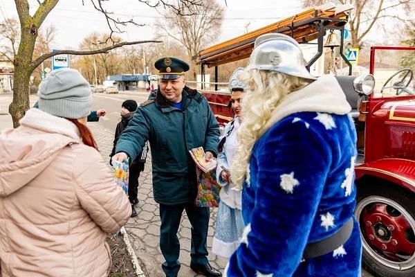 Пожарные Таганрога необычно поздравили горожан с Новым годом