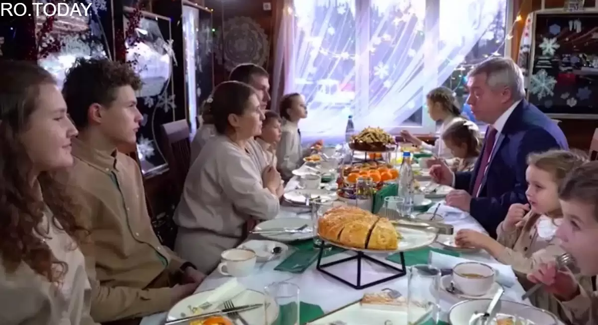 Голубев поздравил жителей с Новым годом, сидя за столом с матерью-героиней