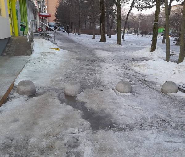 Дончане закидали жалобами на не очищенные от снега дороги административную инспекцию региона