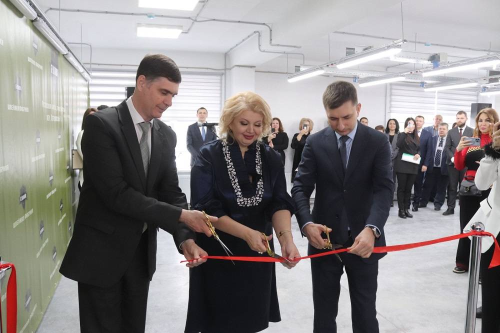 В Ростовской области открыли швейную фабрику, которая будет шить спецодежду для участников СВО
