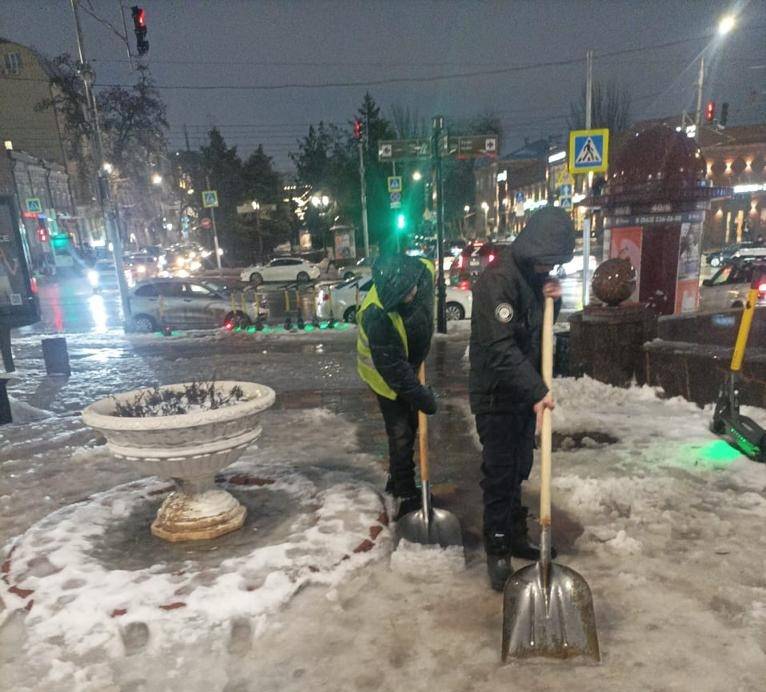Администрация Ростова обещает вывести на уборку города от снега и льда 298 единиц спецтехники
