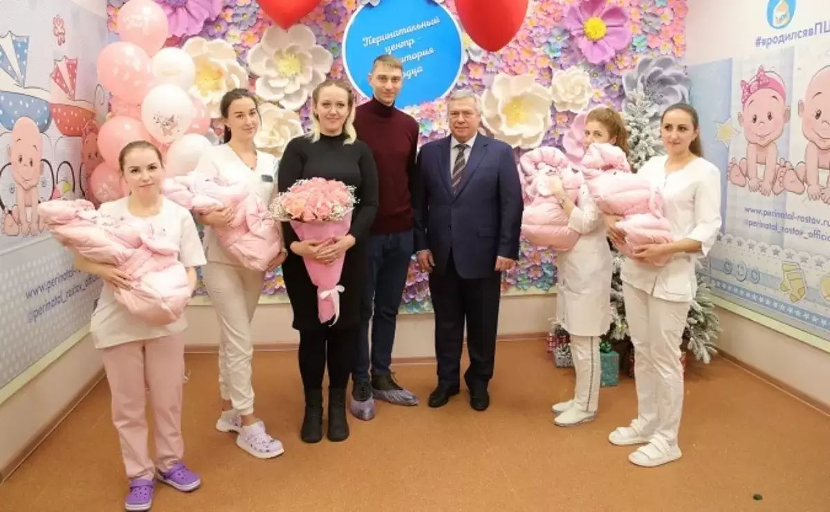 Таганрогской семье после рождения «четверни» подарили детские коляски