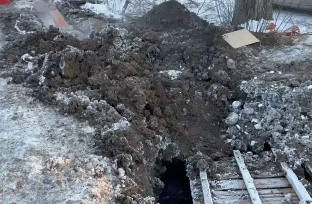Из Новочеркасска после аварии на коллекторе вывезли глыбы замерзших стоков
