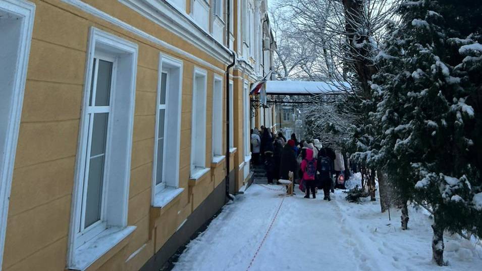 Родители учеников таганрогского лицея жалуются на опасные сосульки на здании