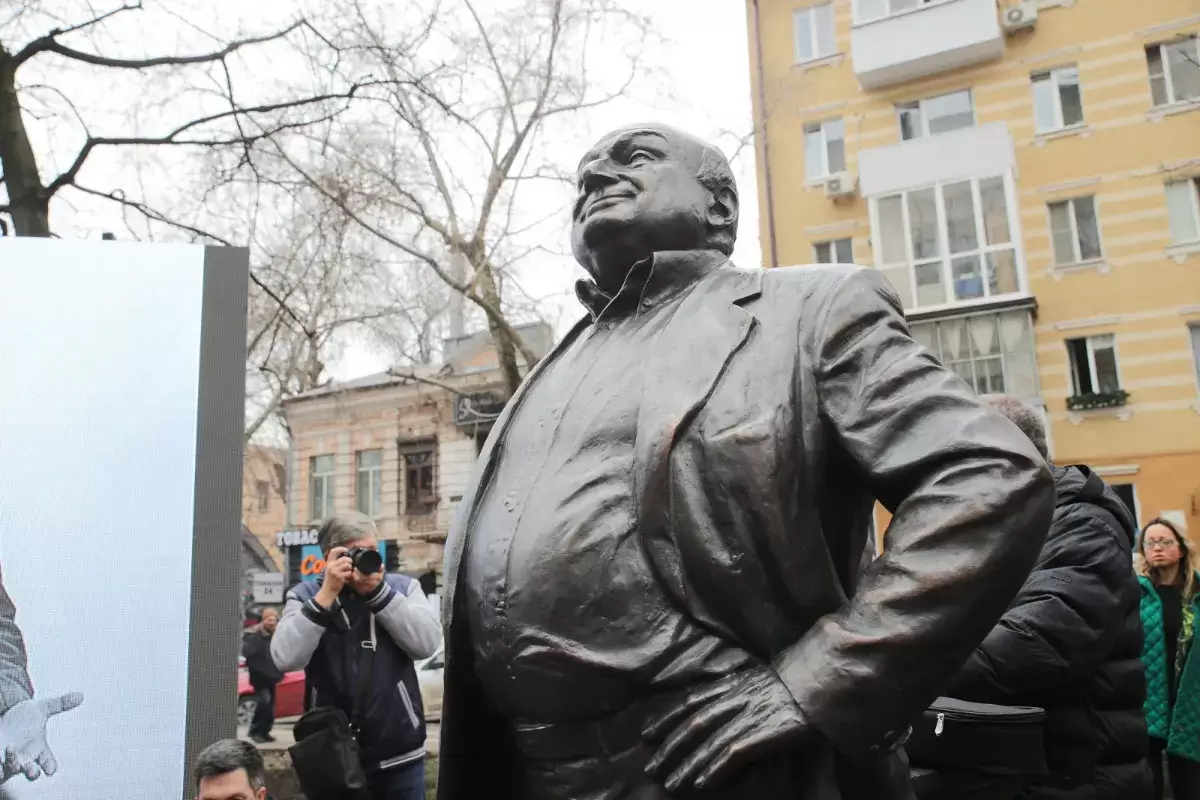 Писатель Захар Прилепин назвал памятник Жванецкому в Ростове «дурным вкусом»