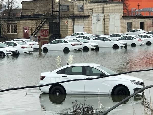 Десятки новых авто Lada затопило на складе дилерского салона в Ростове