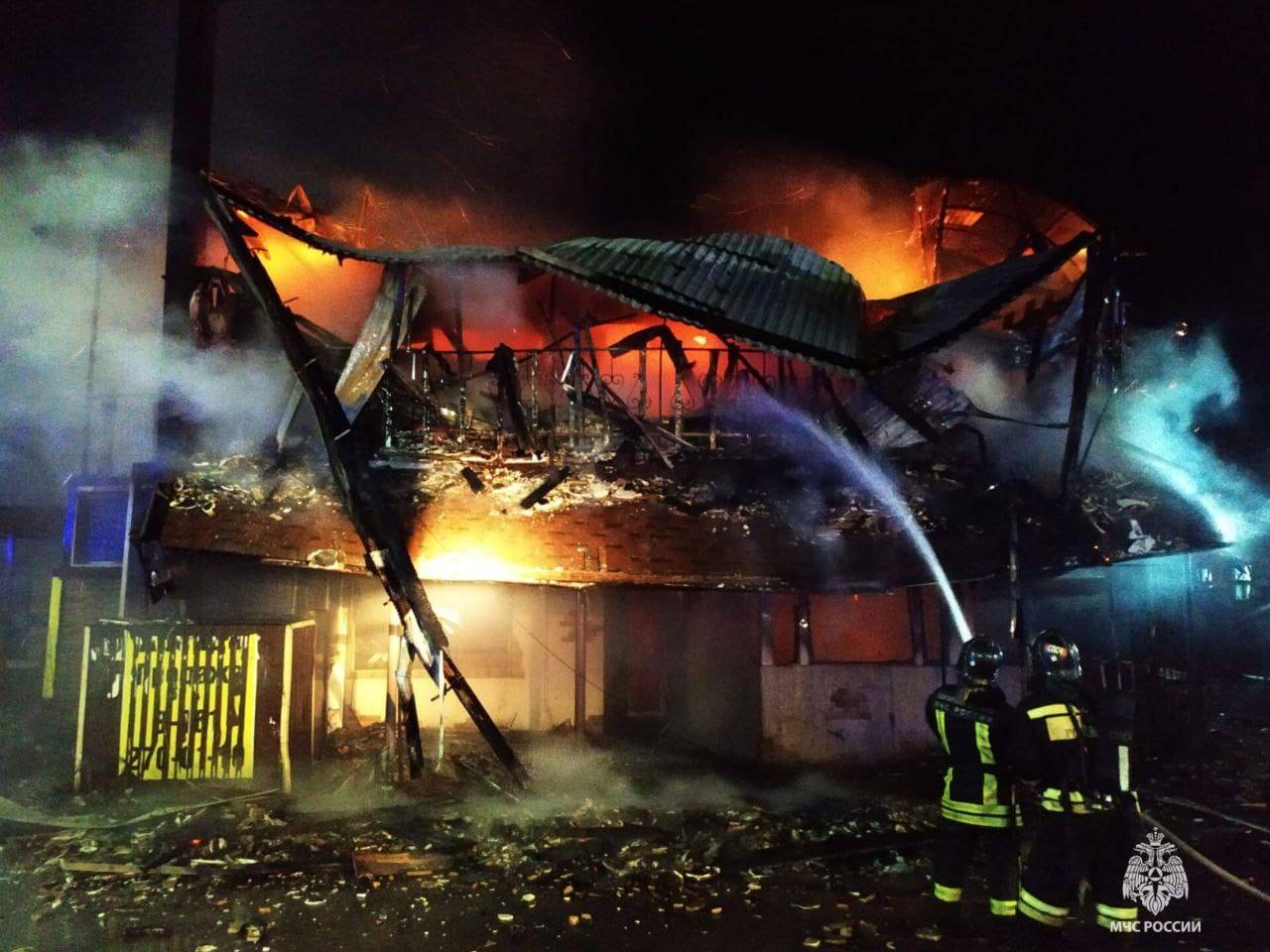 В Азове произошел крупный пожар в трехэтажном здании с круглосуточным магазином
