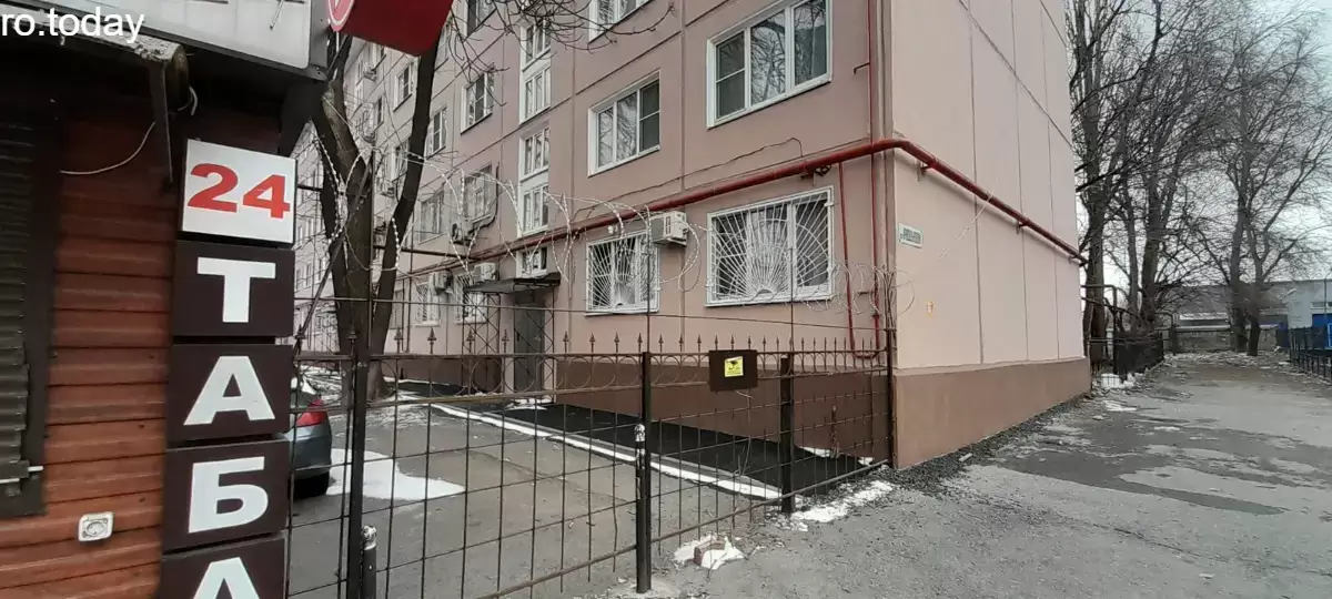 Избежавшие сноса дома на Кривошлыковском обнесли колючей проволокой