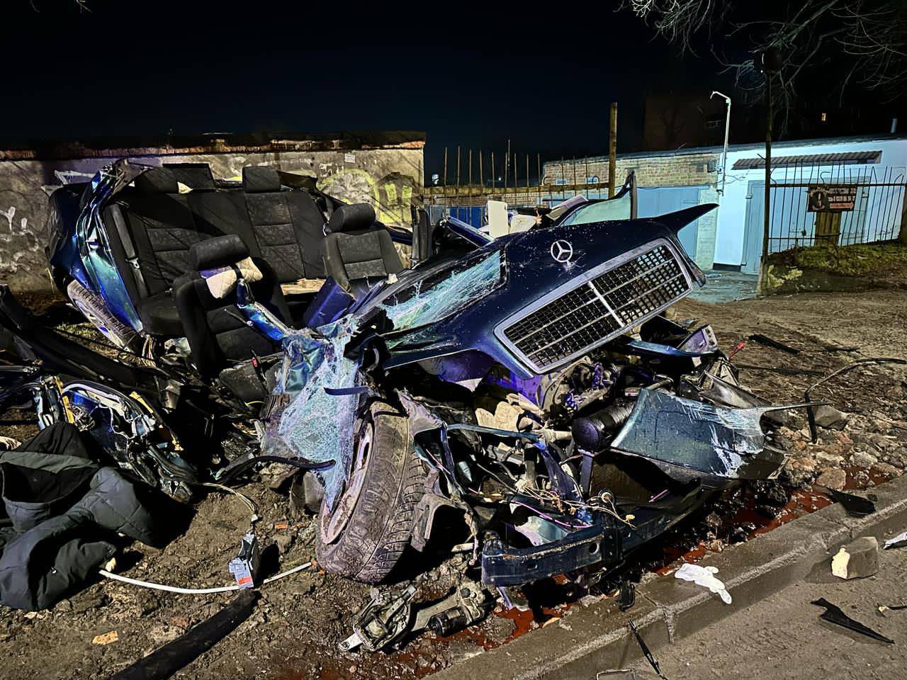 В Ростове из разбившегося всмятку Mercedes-Benz извлекли трех живых и одну мертвую