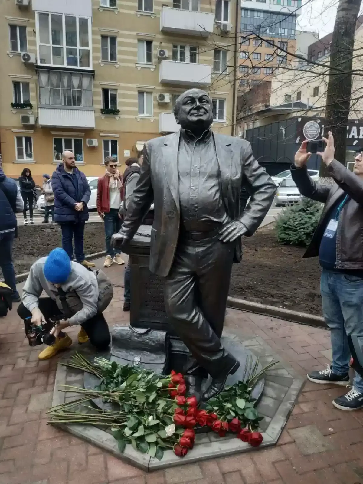 Памятник Жванецкому в Ростове открыли его сын и вдова, помощник президента и музыкант Маргулис