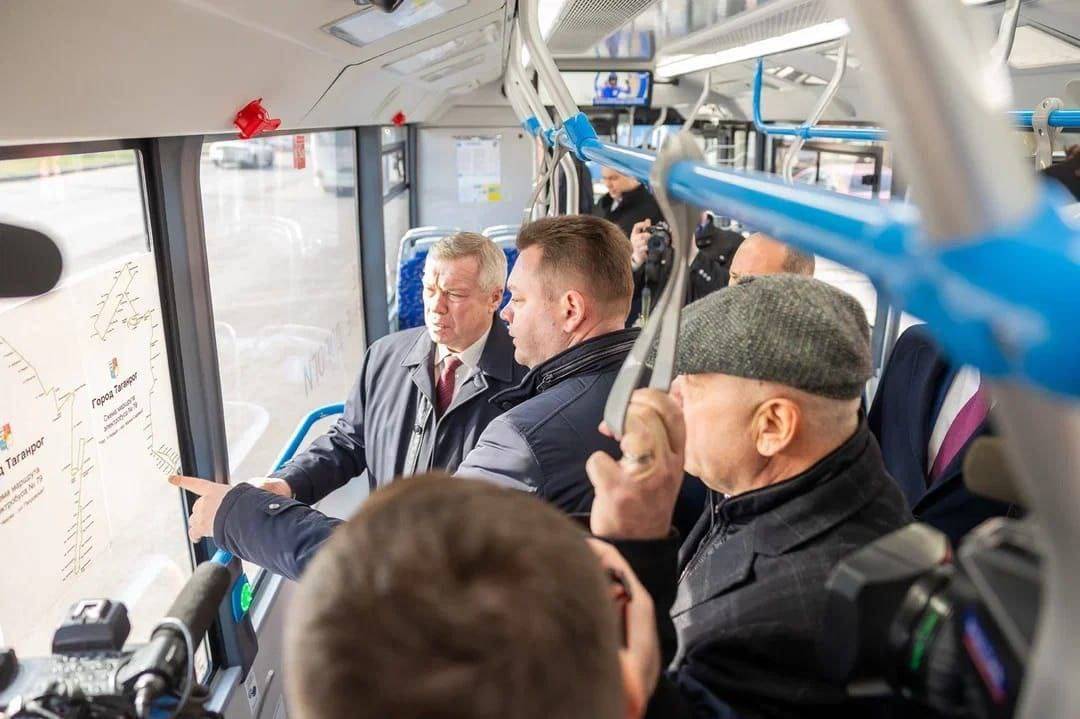 В Таганроге в тестовом заезде на электробусе прокатился Василий Голубев