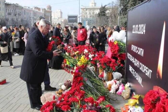 Василий Голубев принял решение выплатить по миллиону рублей семьям погибших в ходе теракта дончан