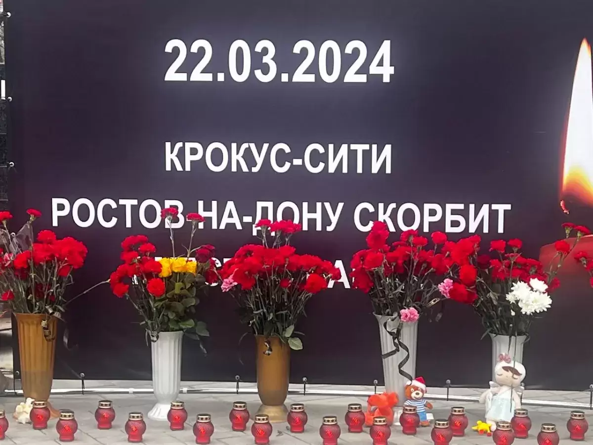 Тысячи ростовчан несут цветы и игрушки к стихийному мемориалу у парка Горького