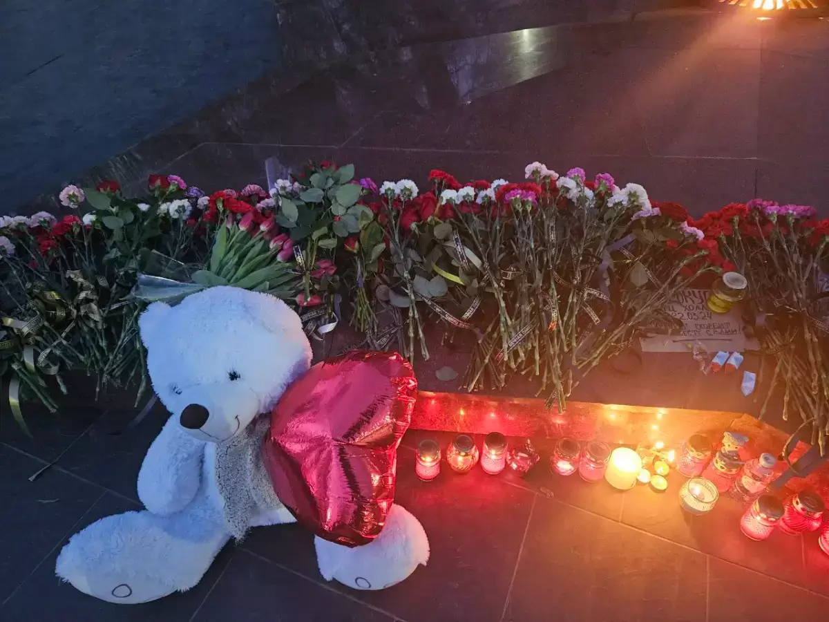 В Таганроге несут свечи и игрушки к стихийному мемориалу в городском парке