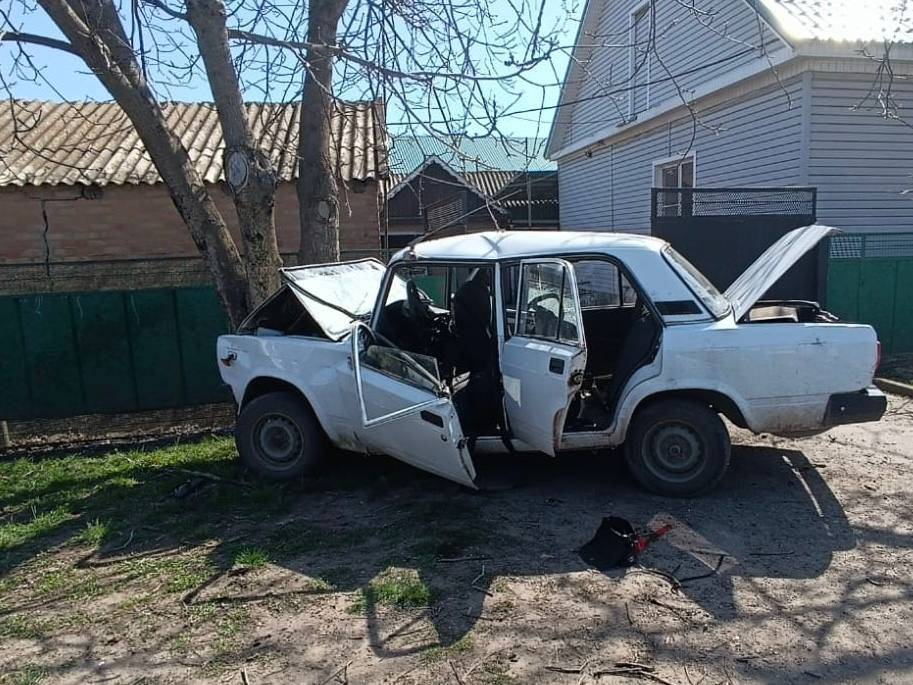На Дону 76-летняя женщина за рулем ВАЗа устроила ДТП, в ходе которого погибла она и два ее пожилых пассажира