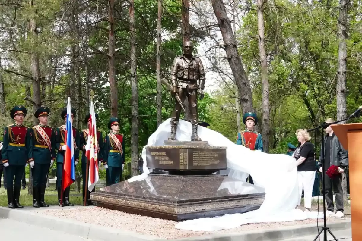 На Северном кладбище установили памятник командиру ростовского СОБРа