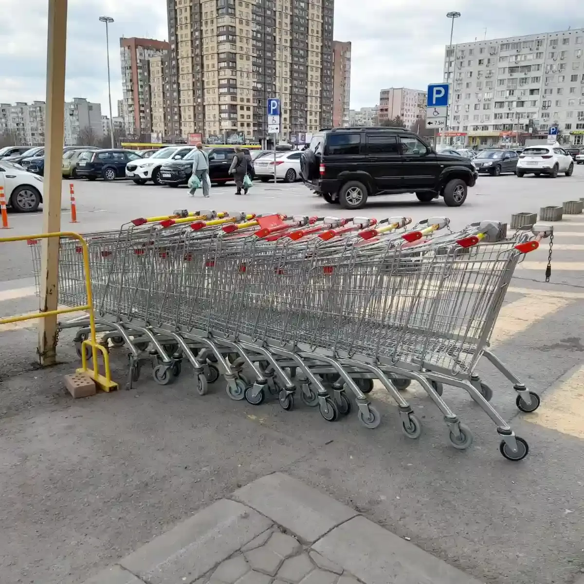 В Суворовском по ложному вызову провели эвакуацию ТЦ » Ростовская область  сегодня! Новости Ростова-на-Дону и региона